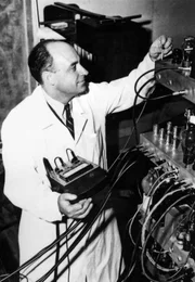 1942: Der Physiker Enrico Fermi baute mit seinem Team in einem Squash Court der Universität Chicago den ersten Atomreaktor der Geschichte.