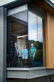 Bryony Anscombe und Harry Anscombe in ihrem Haus in Padstow mit Kevin McCloud (l.).