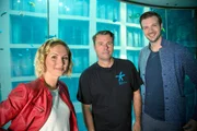 Tierpfleger Heiko Franke (Mi.) zeigt den "Xenius"-Moderatoren Emilie und Adrian, wie neu angelieferte Salzwasser-Zierfische versorgt werden.