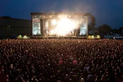 EinsPlus M'ERA LUNA FESTIVAL 2014 LIVE, am Sonntag (10.08.14) ab 19:00 Uhr.
EinsPlus ist live dabei, wenn sich die schwarze Szene aus ganz Europa in Hildesheim versammelt.
Atmosphäre beim Festival