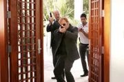 (v.li.) Detective Tripp (Rex Linn), Horatio Caine (David Caruso) und Delko (Adam Rodriguez) wollen den Anführer einer neuen Bande nicaraguanischer Flüchtlinge stellen, die in Miami Fuß fassen will und durch enorme Skrupellosigkeit von sich reden macht.