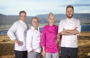 Philipp (20, l.), Caroline (23, 2.v.l.), Ina (22, 2.v.r.) und David (23, r.) übernehmen ein isländisches Café im einsamen Nordwesten der sagenumwobenen Insel.