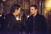Ra's al Ghul (Matthew Nable, l.) und Oliver Queen (Stephen Amell)