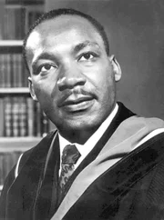 Martin Luther King, US-amerikanischer Bürgerrechtler und Baptistenpfarrer. Er erhielt 1964 den Friedensnobelpreis. Am 04.04.1968 wurde er ermordet.