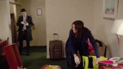 In dem verwüsteten Hotelzimmer des Opfers finden Nick Amaro (Danny Pino) und Olivia Benson (Mariska Hargitay) den Pass der jungen Frau. Es stellt sich heraus, dass diese erst vor wenigen Tagen allein nach New York gereist ist.