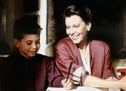 Dora Ratti gibt sich grosse Muehe, die Zuneigung des kleinen Pietro zu gewinnen.