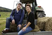 WDR Fernsehen MIT BOCK DURCHS LAND, "Folge 6 Vier Beine sind besser", am Mittwoch (24.06.15) um 21:00 Uhr.
Isabel Varell (l) und Kalle Pohl (r) machen mal Pause von der Herde.