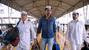 man (unknown, li), Ranveer Brar, mi, Dabbawalla (Kailash Shinde, re)