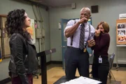 V.l.: Rosa Diaz (Stephanie Beatriz), Terry Jeffords (Terry Crews), Gina (Chelsea Peretti)