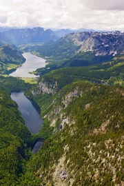 Im geographischen Mittelpunkt Österreichs liegt eine der malerischsten und eigenwilligsten Regionen Europas: das Ausseerland, eine Landschaft, die aus Eis und Fels geboren und durch die wilden Kräfte der Natur pittoresk geformt wurde.