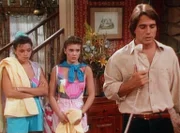 Charlie (Leah Remini, l.) ist von zu Hause ausgerissen und findet vorläufig ein neues Heim bei Tony (Tony Danza, r.) und Samantha (Alyssa Milano, M.).