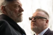 Pieter Van De Bruin (Donald Sutherland) und Cam Rose (Ray Winstone)