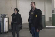 Haben eine vermeintlich wohltätige Organisation und eine hemmungslose Pflegemutter im Visier: Weller (Sullivan Stapleton, r.) und Jane (Jaimie Alexander, l.) ...