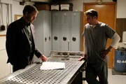 Detective Ken Leppert (Adam Harrington, l.) und Pathologe (Vincent Hoss-Demarais)