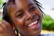 Marie Laure ist 14 Jahre alt und lebt in der kleinen Siedlung Ana Kondé am Ufer des Flusses Lawa, nur wenige Kilometer von Grand-Santi entfernt. Sie ist Französin und Djuka zugleich.