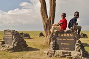 Emily und John auf dem Nashornfriedhof - hier liegt Sudan, das letzte Nashornma??nnchen seiner Art.