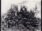 Die britische Anti-Sklaverei-Aktivistin Alice Seeley-Harris mit afrikanischen Kindern im Kongo (1904).