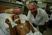 Kenny Broad (r.) besucht ein Schlangenbiss-Opfer. Dass der junge Mann ist fast vollständig gelähmt ist, zeigt in welche Gefahren sich die Giftjäger immer wieder bringen ...