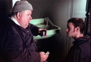 Für den Klempner Bert Large (Ian McNeice, l.) steht außer Frage, dass sein Sohn Al (Joe Absolom, r.) den Betrieb übernehmen wird. Doch der junge Mann hat andere Pläne ...