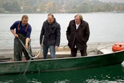 Laurent (Mi.) und Gérard (re.) begleiten Christoph von Preysing (li.) beim Fischen auf dem malerischen Tegernsee.