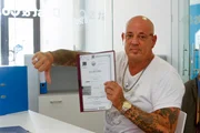 Bank - Guido erfährt, dass sein Vermögen fast aufgebraucht ist.