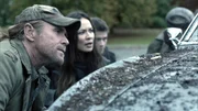 Weaver (Will Patton, li.), Anne (Moon Bloodgood) und die anderen Widerstandskömpfer werden von einem scheinbar verwirtten Mann angegriffen..