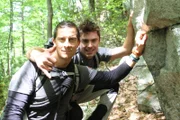 Bear Grylls (l.), Zac Efron