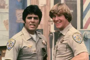Officer Francis 'Ponch' Poncherello (Erik Estrada, l.) und Officer Jon Baker (Larry Wilcox)