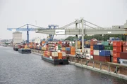 Unter Zeitdruck verlädt Jan Gass die Container – wird er pünktlich fertig?
