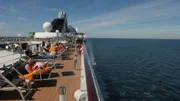 Sonnenliegen auf Deck 14.