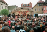 Eine ganze Stadt im Musik- und Tanzrausch, so lieben es die Fans des größten Weltmusikfestivals Europas. Unzählige Konzerte und Straßenmusik auf 20 großen und kleinen Bühnen, rund um die Uhr und aus aller Herren Länder.