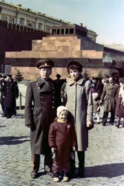 Rif Achmetganeev mit Familie auf dem Roten Platz in Moskau.
(Foto für beide Teile verwendbar)