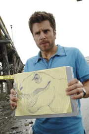 Der Leichnam eines Professors wurde an den Strand gespült und weist eine beeindruckende Bissspur auf, die keinem bekannten Tier zugeordnet werden kann. Shawn (James Roday) ist davon überzeugt, dass der Mann durch einen Tyrannosaurus Rex getötet wurde. Eine Erklärung, für die er bei der Polizei nur Spott erntet...