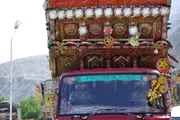 Pakistanischer Truck am Karakorum-Highway.