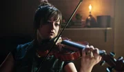 Juni (Michelle Barthel) testet ihre neue Geige.