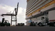 Das gigantische Kreuzfahrtschiff wird für die Reise vorbereitet und beladen.