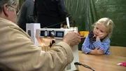 In der alten Scheune rauscht der gasbetriebene Heizstrahler, fröhliches Stimmengewirr liegt in der Luft. Viele Hände, alte und junge, nageln, stricken, kleben. Es ist Bastelnachmittag im Generationenhof in Lindennaundorf bei Leipzig.