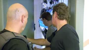 Gerichtsvollzieher Björn Ellendt (re.) sucht einen Schuldner auf..