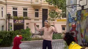 Elmo, Julia und Pferd (v.L.n.R.) spielen Basketball