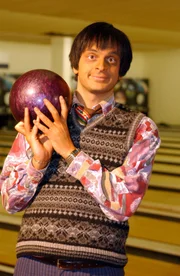 Ranjid (Kaya Yanar) versucht es mit Bowling.