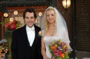 Endlich ist es soweit, Phoebe (Lisa Kudrow, r.) und Mike (Paul Rudd, l.) geben sich das Ja-Wort ...