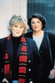 Im Mund eines Ermordeten findet man Faserspuren einer Polizeiuniform. Cagney (Sharon Gless, l.) und Lacey (Tyne Daly) übernehmen den Fall.