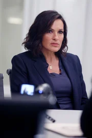 Olivia Benson (Mariska Hargitay) hat innerlich schon aufgegeben. Der Staatsanwalt von Brooklyn leitet das Verhör so geschickt, dass es so aussieht, als hätte sie den Serienvergwaltiger tatsächlich erschossen...