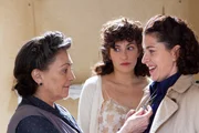 Die Kommunistin Juana Doña (Nora Navas, re.) lebt mit ihrer Mutter Paca (Carmen Maura, li.) und ihrer Schwester Valia (Marina Gatell, Mi.) zusammen.