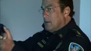 Die Cops besuchen einen "Situations-Simulator", wo mit computergesteuerten audiovisuellen Mitteln das Verhalten, die Reaktionsfähigkeit und die Entscheidung über den Einsatz der Waffe bei verschiedenen Bedohungsszenarien trainiert werden kann...