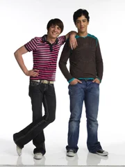L-R: Drake Parker (Drake Bell), Josh Nichols (Josh Peck)