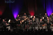 Bassist Richard Bona und die hr-Bigband.