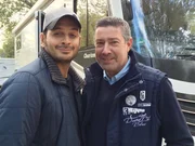 Camping - eine der beliebtesten Urlaubsmethoden der Deutschen! Doch wie campt es sich am Günstigsten und am Komfortabelsten? Dieser Frage gehen Joachim Llambi und Kaya Yanar (l.) auf den Grund und testen zwei Camping-Varianten, wie sie unterschiedlicher nicht sein könnten. Klassische Zeltromantik trifft auf überdimensionales Luxus-Glamping!