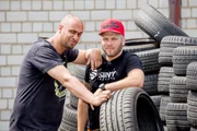 Die beiden Tuning Profis Sidney Hoffmann (r.) und Jean-Pierre Kraemer suchen den passenden Gebrauchtwagen für jedes Budget.