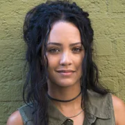 (1. Staffel) - Riley Davis (Tristin Mays) ist MacGyvers Kollegin wider Willen und eine höchst unberechenbare Hackerin mit krimineller Vergangenheit.